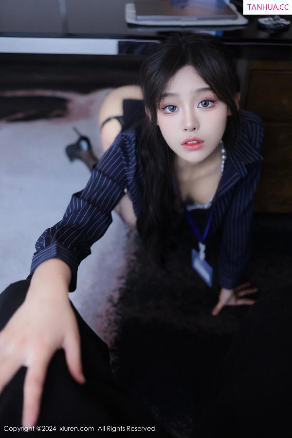   [XiuRen]高清写真图 2024.04.11 No.8373 王心悦 OL制服第75张图片